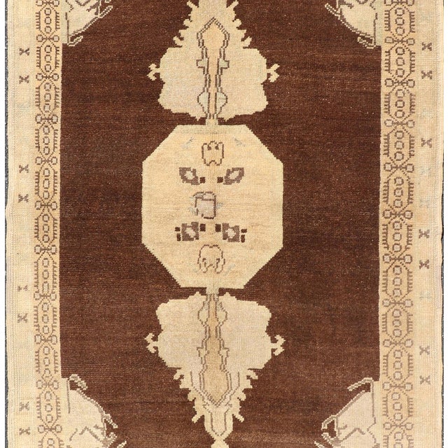 Taupe Vintage Turkish Oushak Rug, Brown Medallion With Taupe For Sale - Image 8 of 13
