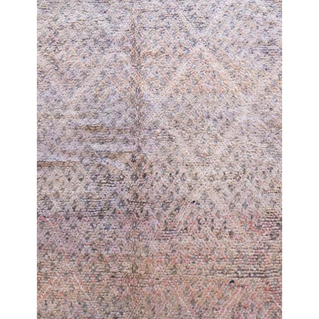 Vintage Beni M’Guild Rug – Handwoven Moroccan Wool with Subtle Tribal Pattern This vintage Beni M’Guild rug is a refined...