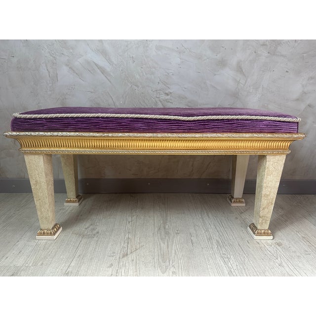 Very beautiful Louis XIV style bench in very good condition dating from the 80s. In patinated resin and seat in purple...