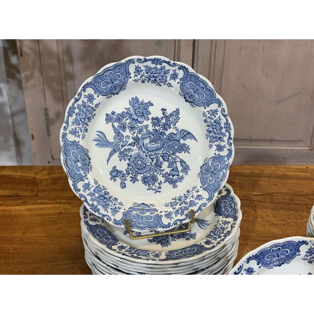 Staffordshire English Porcelain Dinner Service from Ridgway, 1980s, Set of 35 For Sale - Image 6 of 13