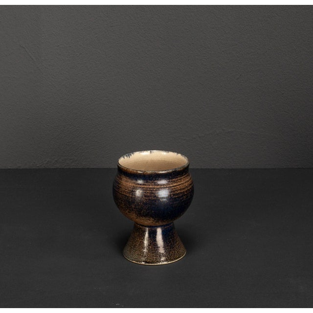 This handmade clay mug from the 1960s comes from the German Studio LD and impresses with its simple, functional form and...