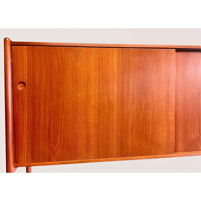 RY-20 Sideboard in Teak and Oak by Hans J. Wegner for Ry Møbler, 1950s For Sale - Image 13 of 18
