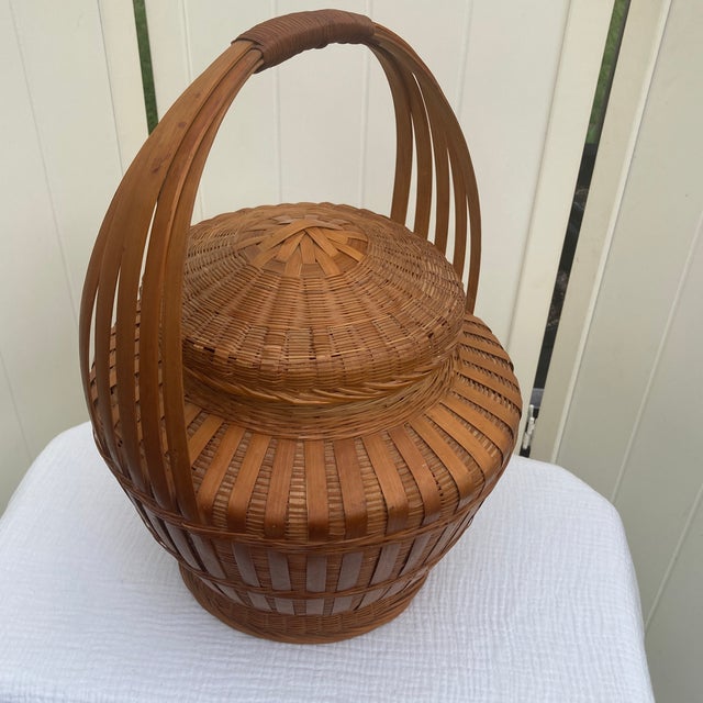 Brown Mid-20th Century Chinese Lidded Bamboo Wedding Basket For Sale - Image 8 of 12