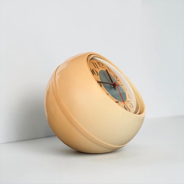 Space Age Italian Table Clock in Cream Plastic, 1970s For Sale - Image 3 of 13