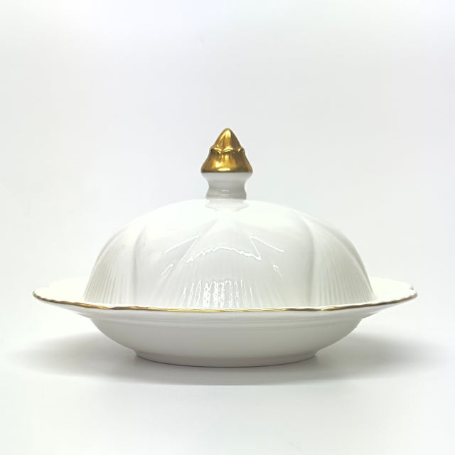 This is a stunning, delicate Regency-style round lidded butter dish made of fine bone china by the prestigious Shelley,...