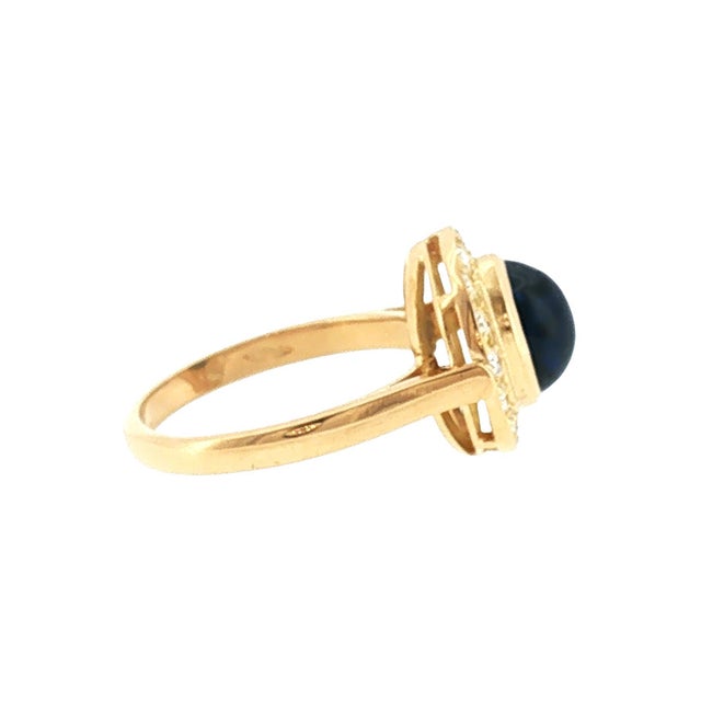 Contemporary Late 20th-Century 18 Karat Yellow Gold Cabochon Blue Sapphire Halo Ring, Size 6.75 For Sale - Image 3 of 4