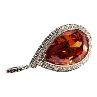 Silver Pendant Medal with Orange-Toned Stone and Ring for Suspension For Sale