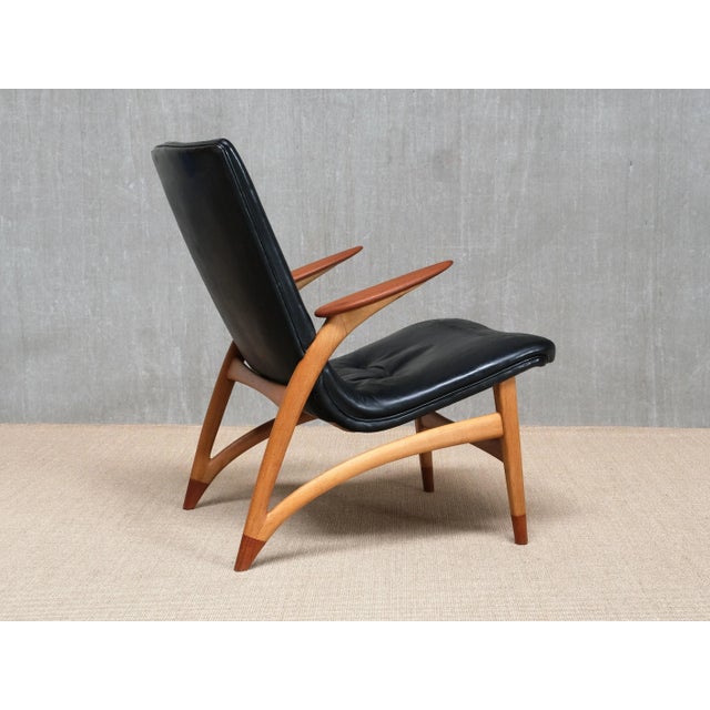 Lounge Chair in Black Leather, Oak & Teak by Arne Hovmand Olsen for J.L. Møllers, Denmark, 1952 For Sale - Image 9 of 15