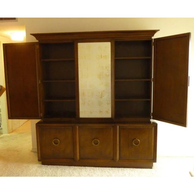 Traditional 1940s Vintage Widdicomb Robsjohn Gibbings Eglomise Mirrored Breakfront For Sale - Image 3 of 8