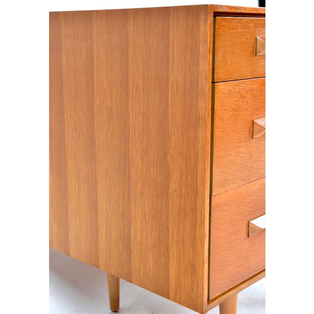 Concorde Range Chest of Drawers in Oak and Beech by John & Sylvia Reid for Stag, 1960s For Sale - Image 15 of 18