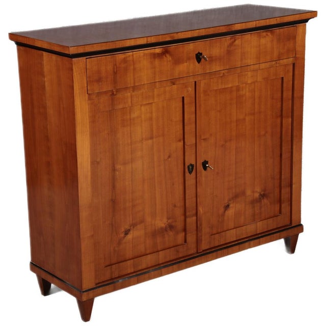 Age/age and origin/origin: The cabinet is probably from around 1810 and its origin is probably southern Germany...