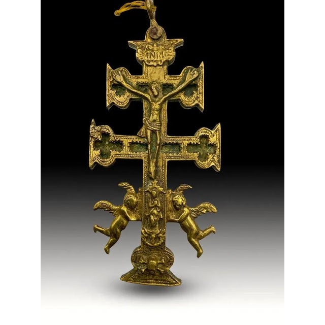 Cross of caravaca XVII century. Very beautiful cross of caravaca made in bronze. 17th Century. Measurements: 15x6 cm. Good...