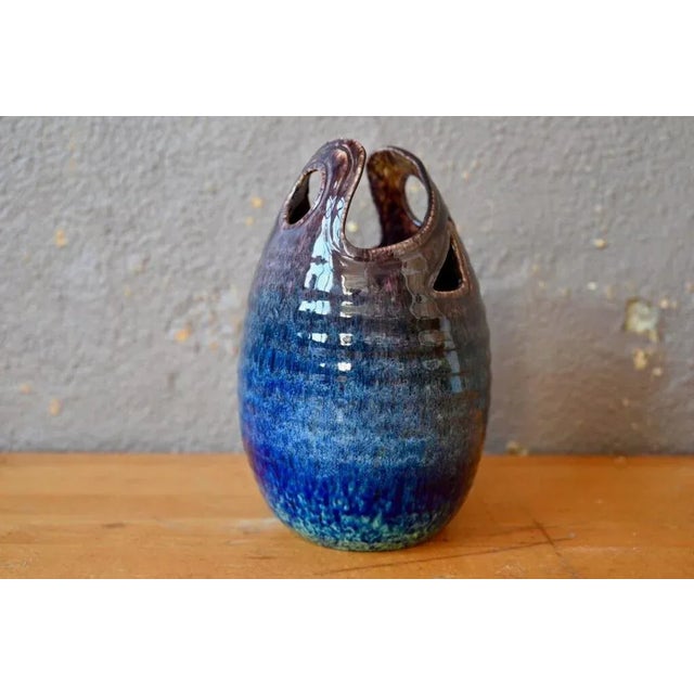 This pretty vase enamelled with a nuanced and spotted blue, is a production of Accolay potters. His body is rolled and...