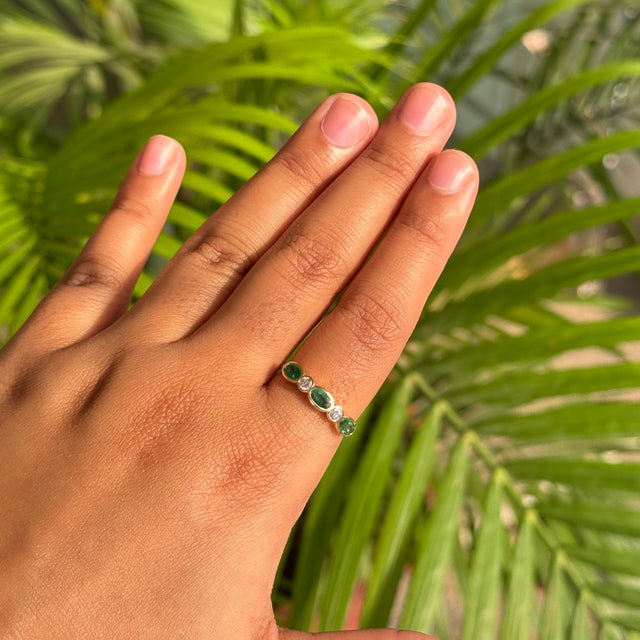 Oval Cut Three Stone Emerald Engagement Ring Size 6.5 With Natural Diamonds in 18k Gold For Sale - Image 10 of 16