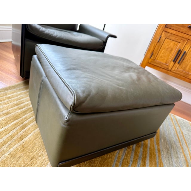 Mid-Century Modern 1960s Vitsoe 620 High-Back Swivel Chair and Ottoman in Dark Olive Leather For Sale - Image 3 of 11