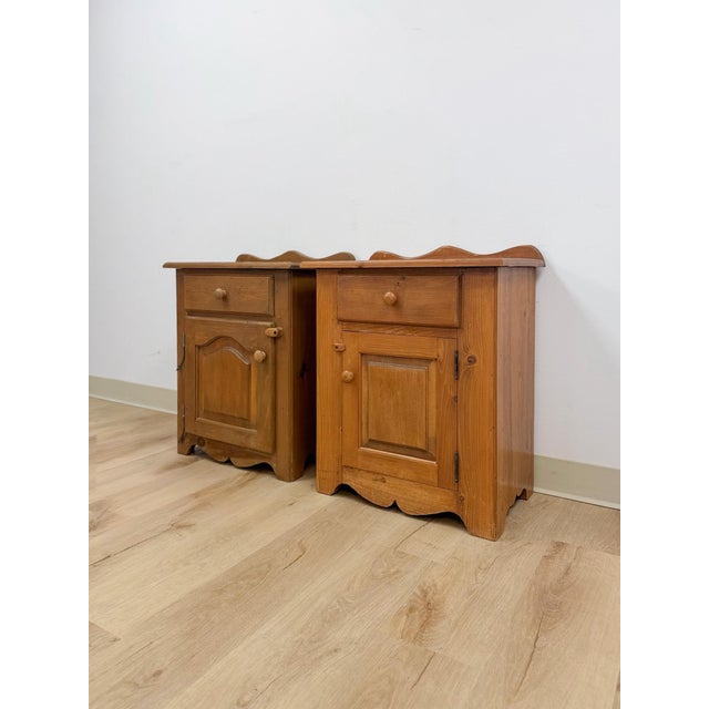Farmhouse Mid 20th Century Pair of Rustic Pine Nightstands Drawer Arched Cabinet Door Scalloped European For Sale - Image 3 of 17