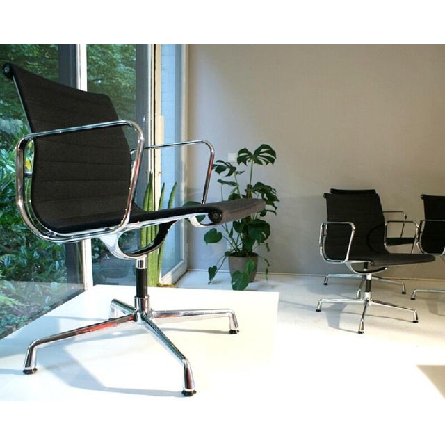 Aluminum Chairs in Hopsak Black by Charles and Ray Eames for Vitra, Set of 4 For Sale - Image 9 of 15