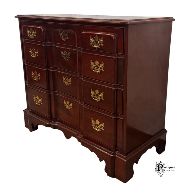 American Vintage Federal Style Mahogany Block Front Chest of Drawers For Sale - Image 3 of 11
