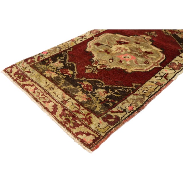 51491 Vintage Turkish Yastik Rug, 01'07 x 02'10.​ This hand-knotted wool vintage Turkish Yastik rug exudes a rich tableau...