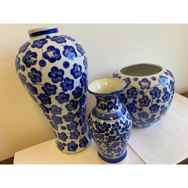 Late 20th Century Blue & White Floral Chinese Vases - Set of 3 For Sale In Miami - Image 6 of 10