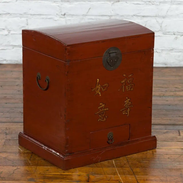 19th Century Chinese Qing Dynasty Red Lacquer Treasure Chest with Gilded Calligraphy For Sale In New York - Image 6 of 13