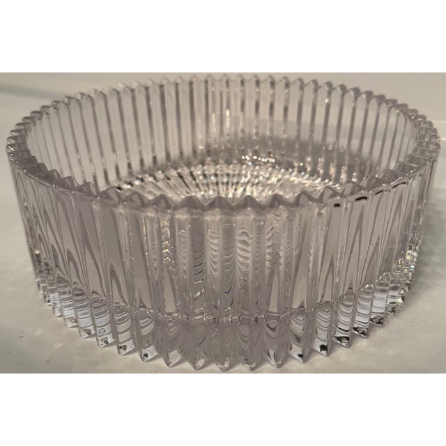 Large Ribbed Glass Serving Bowl With Sunburst Base – Mid Century Modern Style For Sale In Houston - Image 6 of 6
