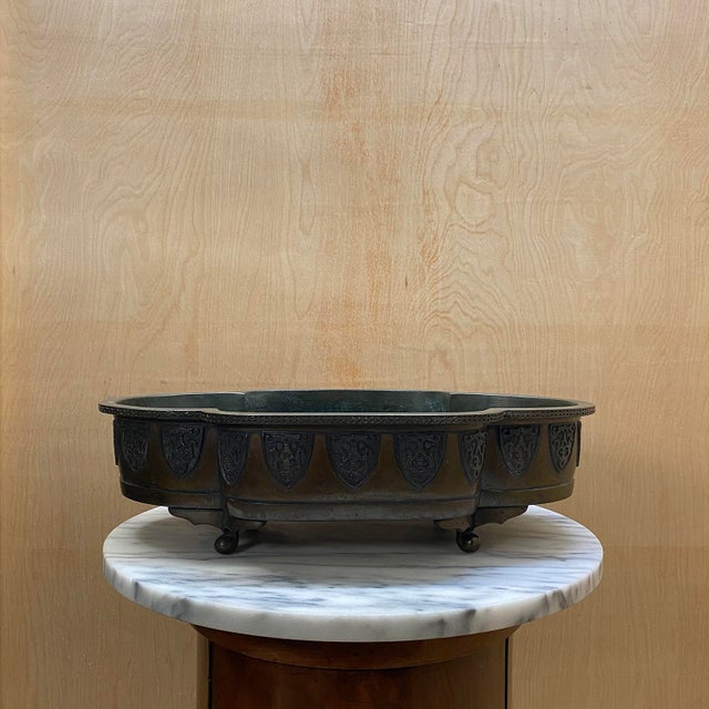 Remarkable 20th century patinated bronze asian jardiniere perched on feet. Seal mark on the underside.