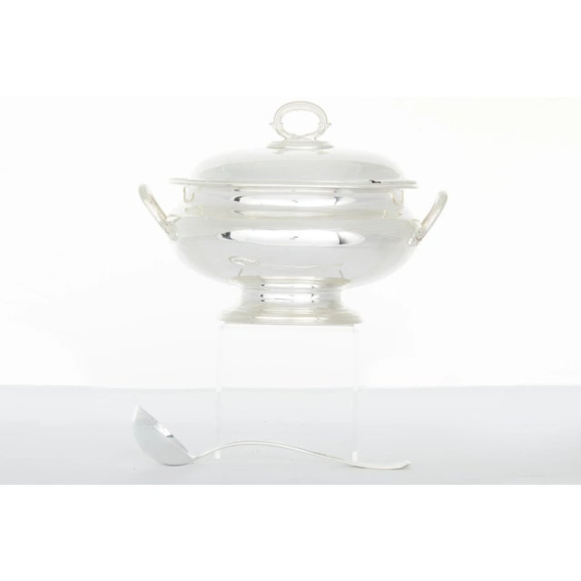 English silver plated tableware covered soup tureen / serving piece with two side handles and exterior top finial design...