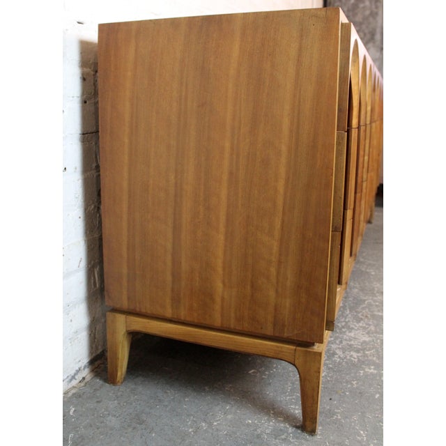 Thomasville Mid 20th Century Thomasville Mid-Century 'Arched' 9-Drawer Lowboy Dresser in Burl & Walnut For Sale - Image 4 of 18