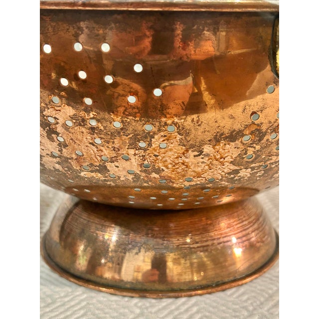 Mid 20th Century Vintage French Style Footed Copper Colander With Brass Handles – European Farmhouse Kitchen Decor For Sale - Image 5 of 11