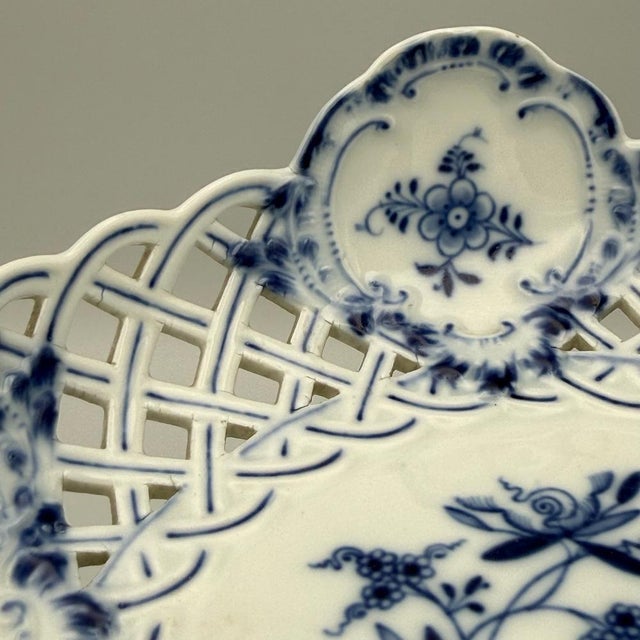 Antique Porcelain Zwiebelmuster Ceremonial Bowl with Knauf-Schwerts Mark from Meissen, 1850-1910 For Sale - Image 14 of 15