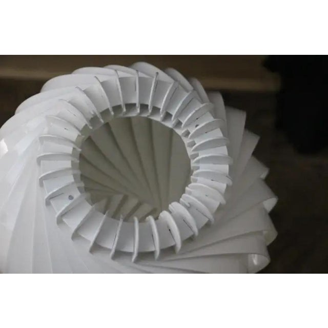 White Mid-Century Swirling Medusa Table Lamp in White Steel and Aluminum from Valenti, 1990s For Sale - Image 8 of 18