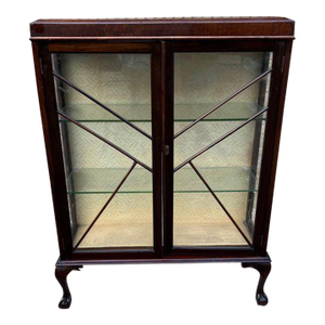 Antique Chippendale Ball and Claw Feet Style Mahogany Display Cabinet With 2 Doors and 2 Shelves