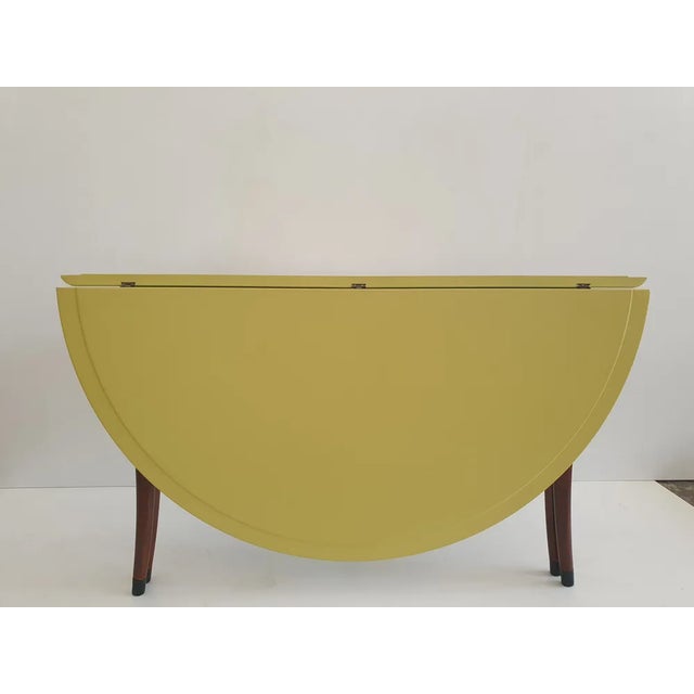 Characterized by a circular foldable surface along its diameter, it offers functionality and innovative design. The ash...