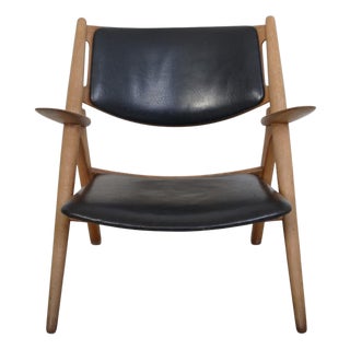 CH28 Sawback Lounge Chair in Oak and Black Leather by Hans Wegner, 1960s For Sale