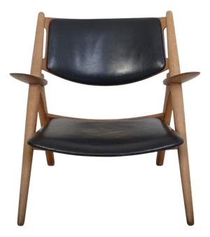 CH28 Sawback Lounge Chair in Oak and Black Leather by Hans Wegner, 1960s