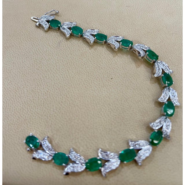 10 Carat Natural Brazilian Emerald & Diamond Tennis Bracelet 14 Karat White Gold For Sale In New York - Image 6 of 18