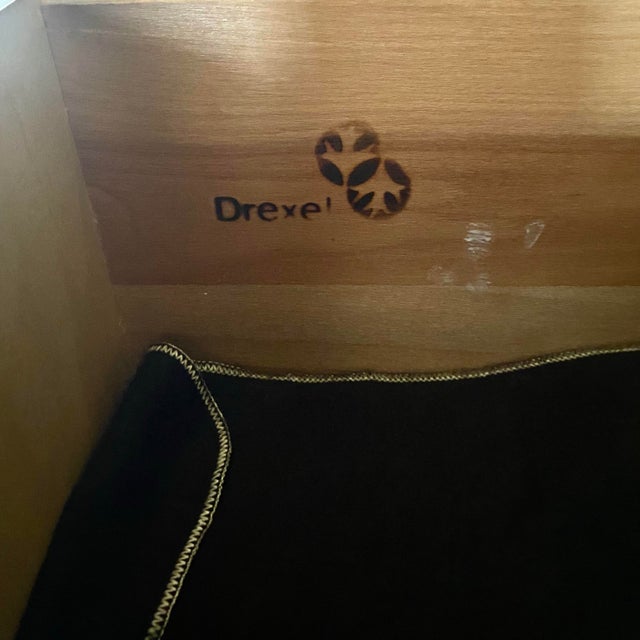 Drexel Heritage Passage Lighted China Cabinet, Campaign Style Display Hutch, 1980s For Sale - Image 13 of 13