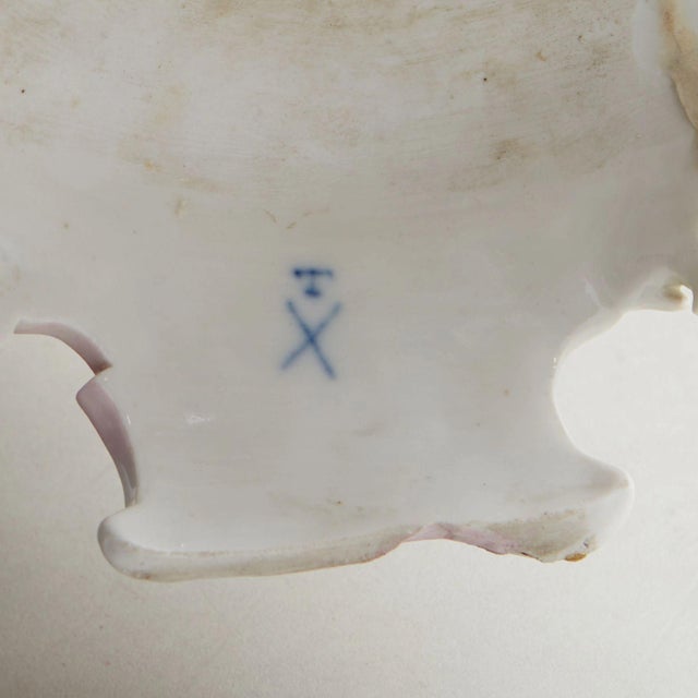 Large porcelain fruit vase, with a gallant scene at the base of the leg. On a rocaille basis, like under the shade of...