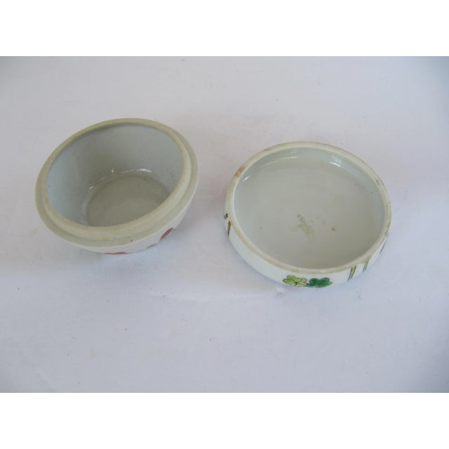 1980s Round Chinoiserie Porcelain Box With Flowers For Sale - Image 5 of 6