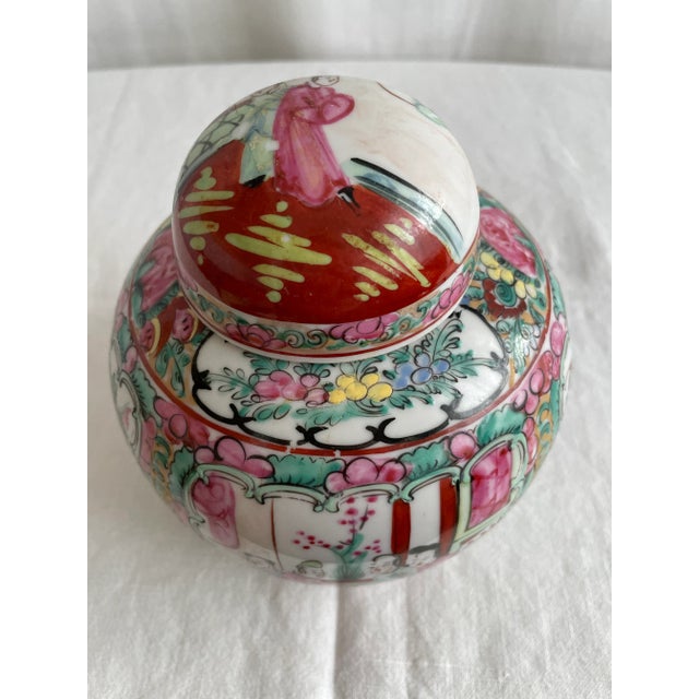 Classic Chinoiserie Tung Fong Ginger Jar in Famille Rose pattern, with lid. The painting depicts four people on two sides...
