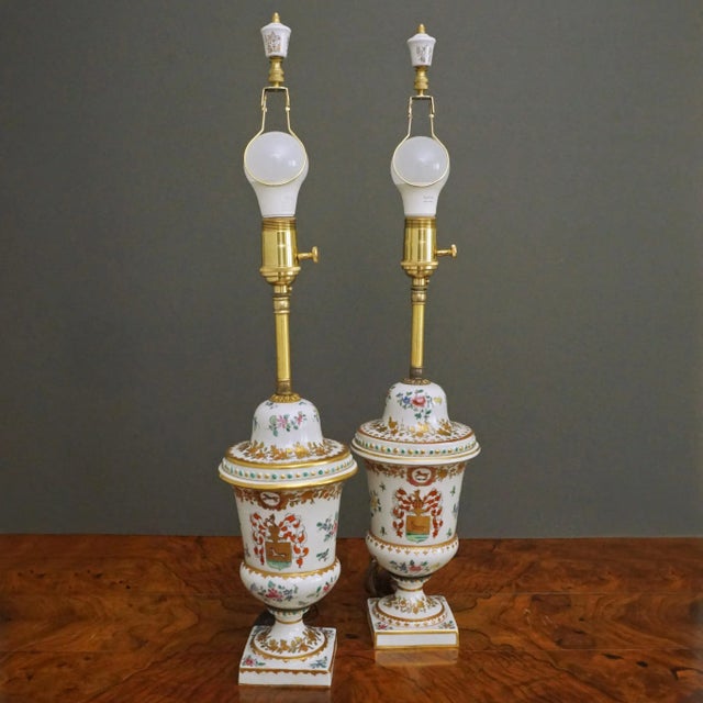 Pair of Vintage French Armorial Samson Porcelain French Décor Chinese Export Style Table Lamps For Sale In Philadelphia - Image 6 of 14