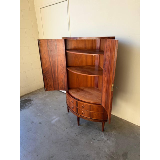 Mid-Century Modern Mid 20th Century Danish Rosewood Corner Cabinet in Style of Kai Kristiansen – Vintage Scandinavian Curved Bar / Storage Cabinet For Sale - Image 3 of 10