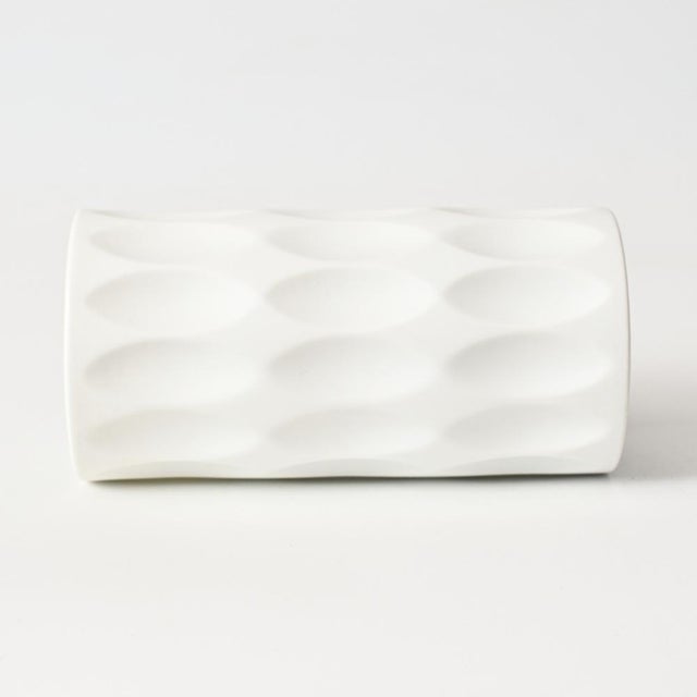 1970s Op-Art White Bisque Porcelain Vase by Heinrich Fuchs for Hutschenreuther, 1970s For Sale - Image 5 of 8
