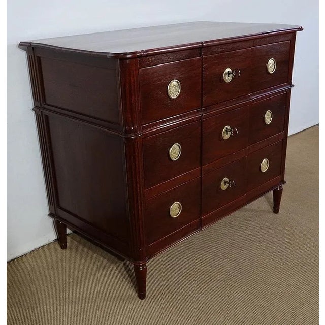 This chest of drawers from the Nantes region of the 18th century, all in solid amaranth, is composed of three drawers in...