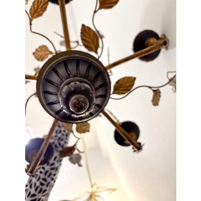 Early 20th Century 5-Light Wooden Tole Chandelier With Porcelain Flowers For Sale In New York - Image 6 of 6