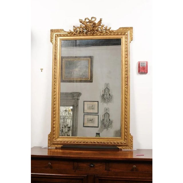 French 1870s French Napoléon III Carved Giltwood Mirror with Hunting Trophy Crest For Sale - Image 3 of 13