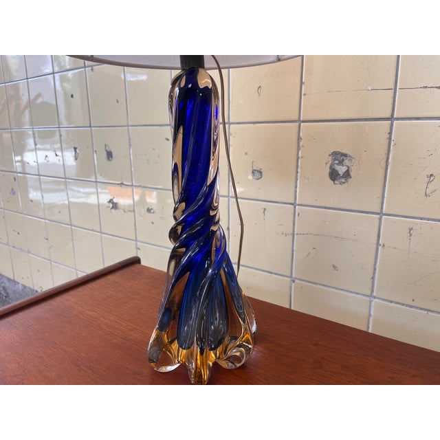 This beautiful vintage table lamp, made in Belgium, features a stunning coloured glass base combined with a classic white...