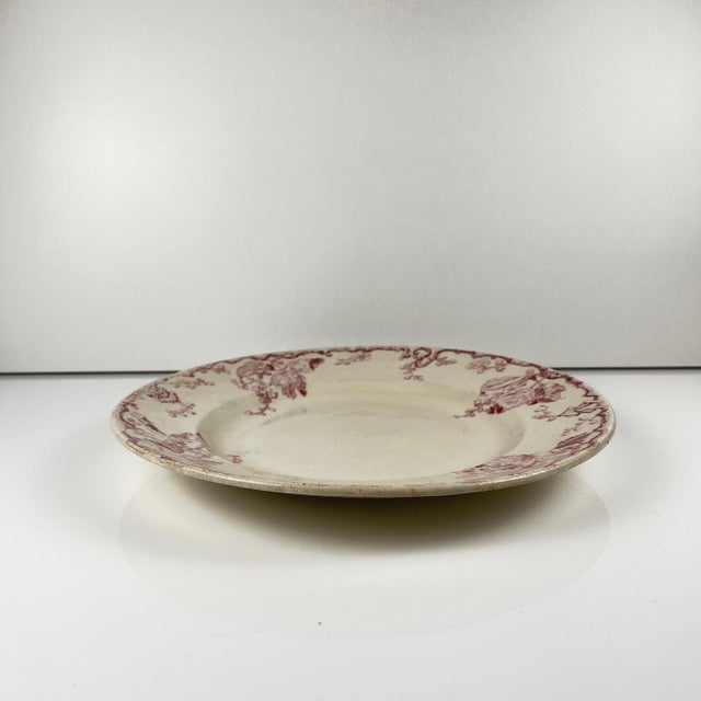 Round KG Lunéville "Fontainebleau" platter, pink, late 19th century, ironstone Dimensions: Diameter: 29 cm Height: 3.5 cm...