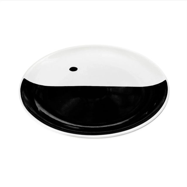 The show series is the very essence of black, harmony, effect. Sign security appears in an absolute and essential vision....